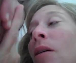 Haar man filmt hoe zijn vrouw zijn ballen zuigt